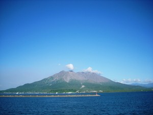 时隔一年半樱花岛南岳火山爆发