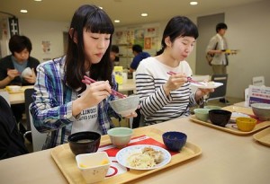 东京经济大学学生正在享用100日元早餐